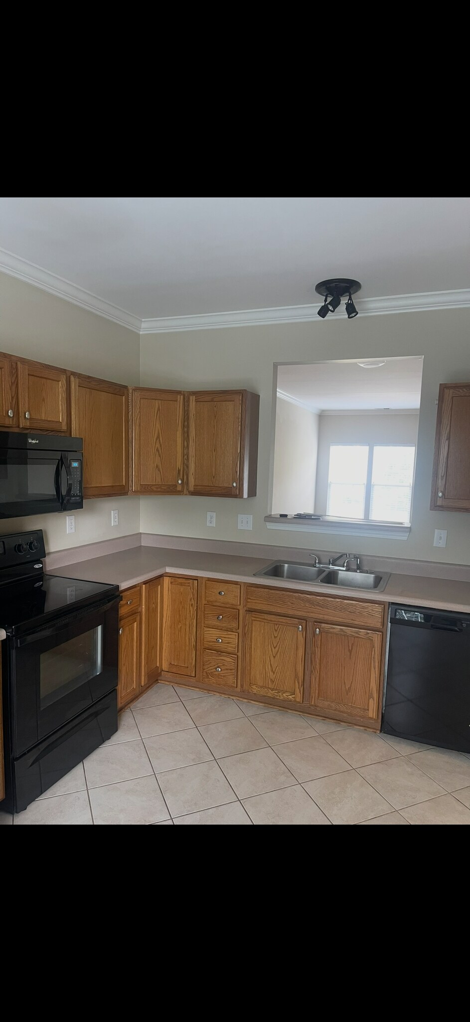 Building Photo - Room in Townhome on Reese Blvd W