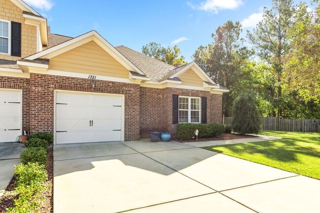 Building Photo - Furnished Townhome – All Inclusive | Gated...