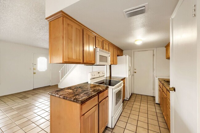 Building Photo - Cozy 2-Bedroom Apartment with Community Amenities