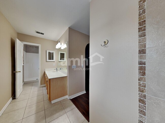 Building Photo - 12911 Parkington Dr