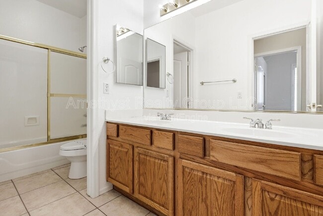 Building Photo - 7017 W Greenbriar Dr