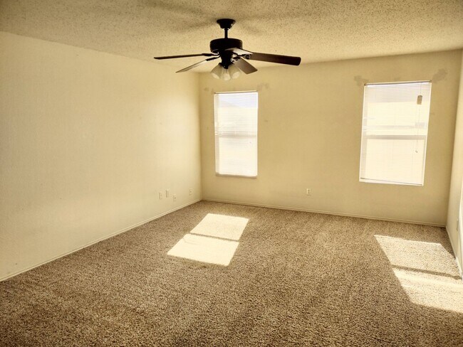 Building Photo - $1945  3 bedroom / 2 bath house in Quail Run in Sanger