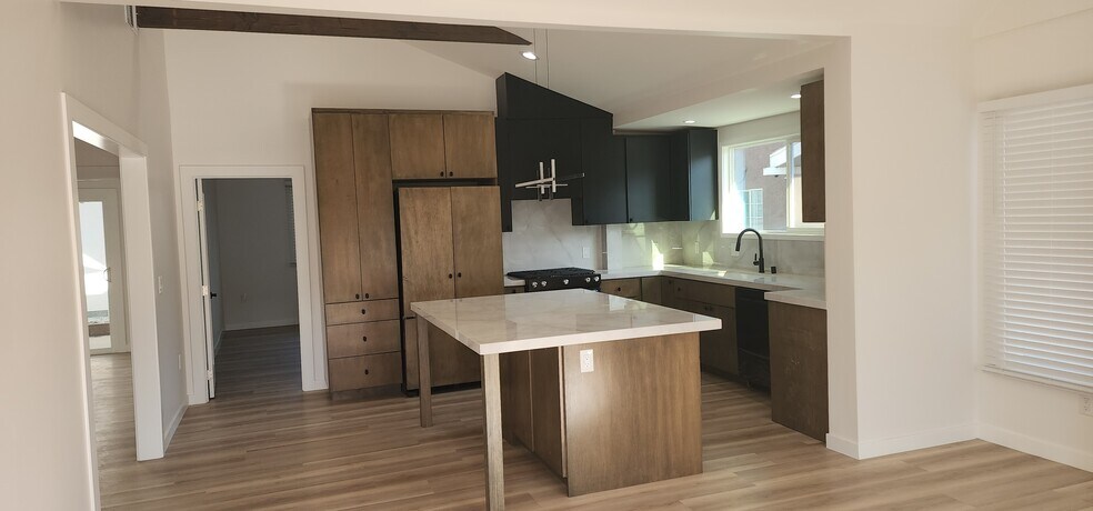 Building Photo - 950 N Kingsley Dr