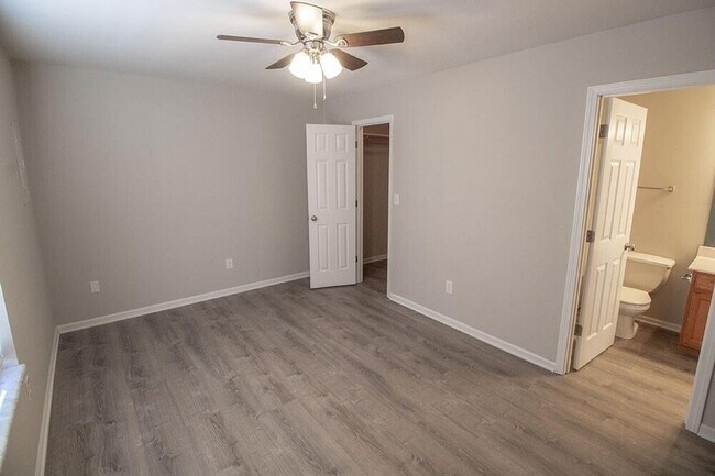 Building Photo - 1326 Godas
