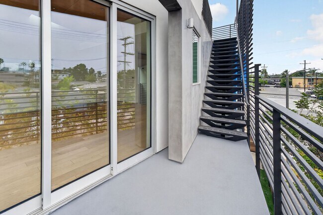 Building Photo - Discover this striking 3 bedroom apartment for rent in Venice, offering 4 bathrooms, contemporary...