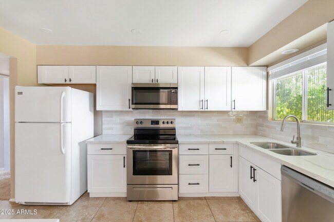 Building Photo - 10301 W Charter Oak Dr