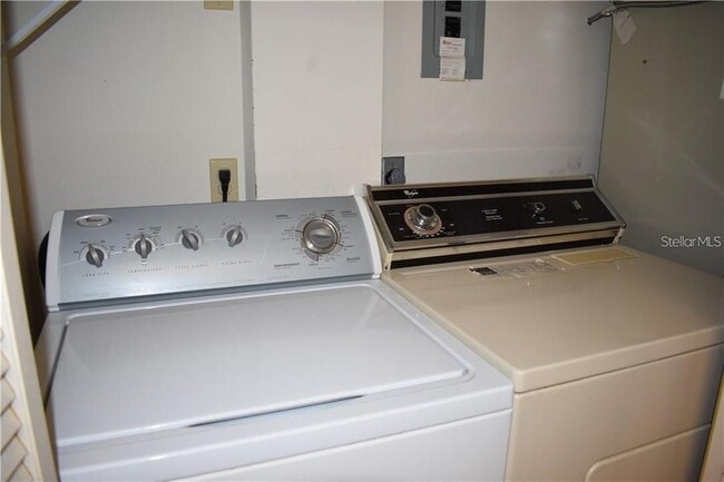 Building Photo - 1716 Golf View Dr