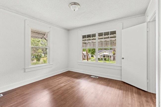Building Photo - Charming 2 Bedroom, 2 Bathroom house