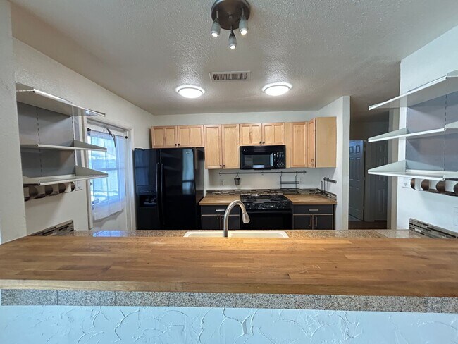 Building Photo - 4 Bedroom, 2 Bathroom Updated home with Pool!