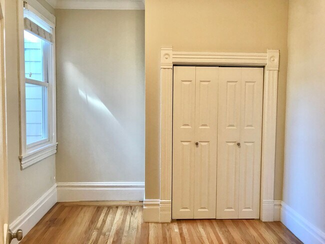 Building Photo - Handsome, Recently Renovated, 3BR/2BA Pac ...
