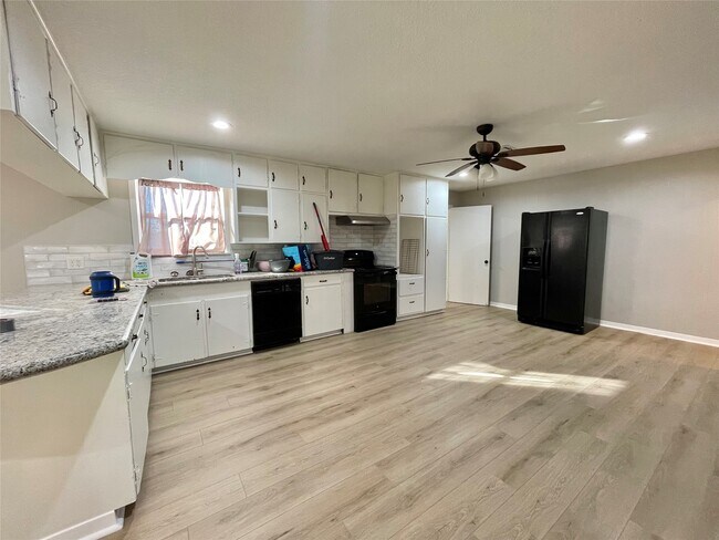 Building Photo - 817 N Valderas St