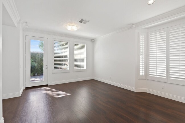 Building Photo - Spacious 3 Bedroom 3 Bath Available Now!