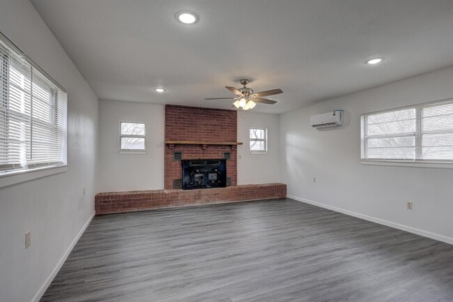 Building Photo - 2716 S Vermont Ave.