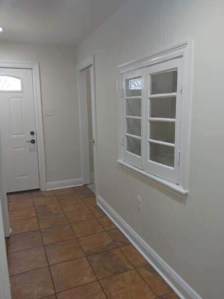 Building Photo - 2217 Napoleon Ave