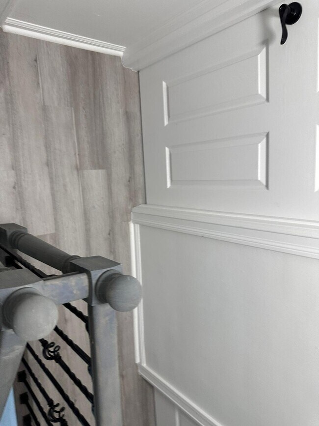 Building Photo - 109 S 7th Ave