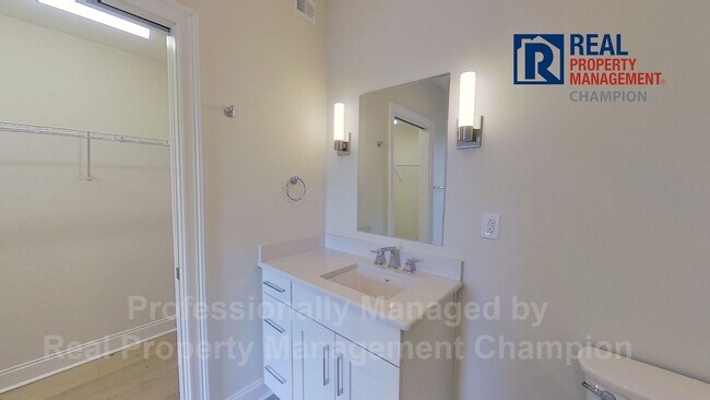 Building Photo - Luxury Condo with Water Views in Heart of Wilmington