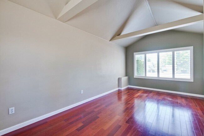 Building Photo - Large single family 4 Bed, 2 1/2 Bath Home...