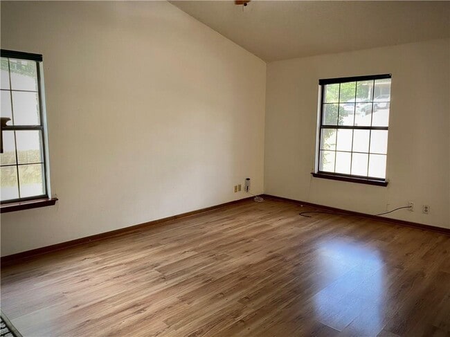 Building Photo - 6902 Thorncliffe Dr