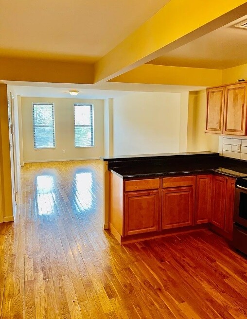 Building Photo - 143 Main St