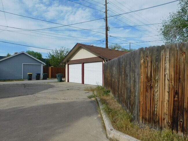 Building Photo - 930 Ouray Ave