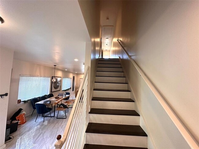 Building Photo - 5004 Rowena Ave