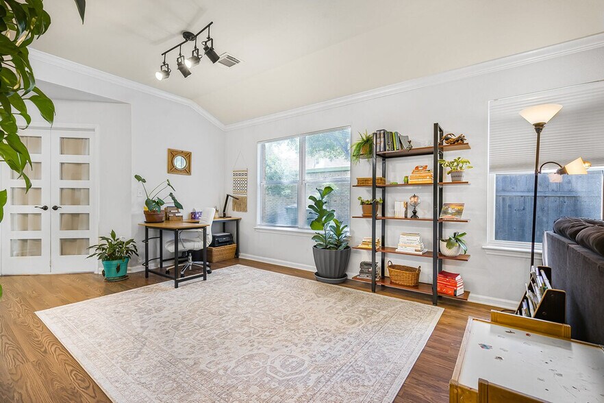 Building Photo - 904 Melted Candle Cove