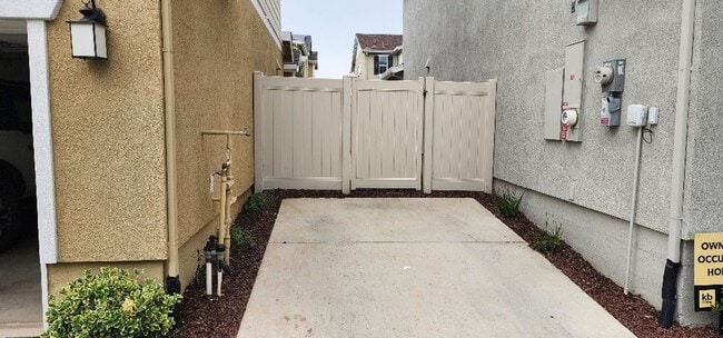 Building Photo - Newer Centrally Located Beauty!