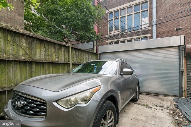 Building Photo - 320 S Juniper St