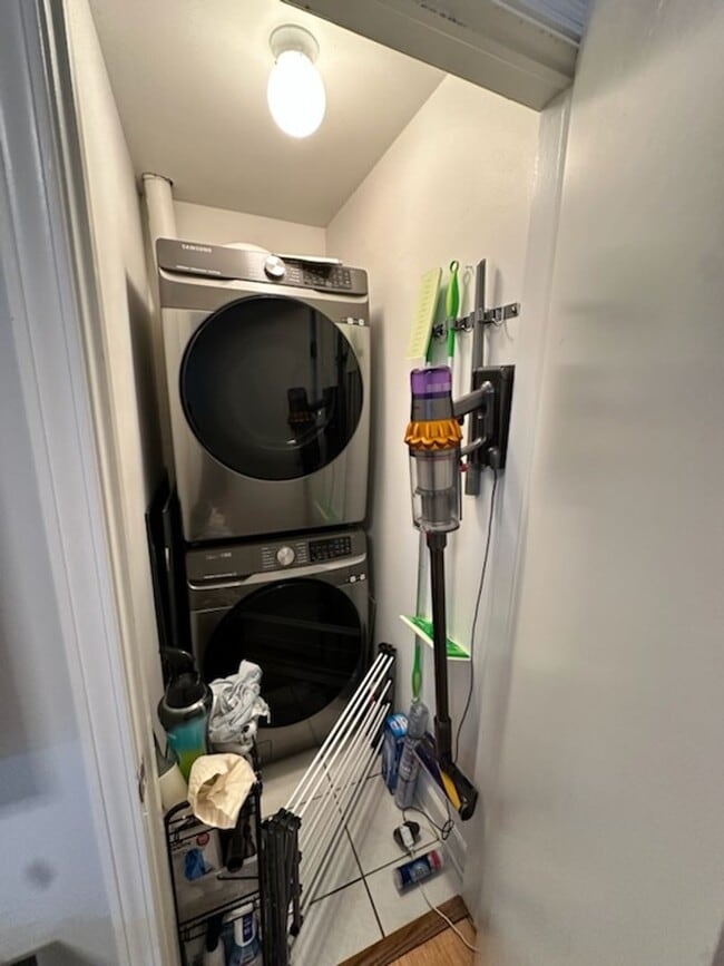 Building Photo - River West Studio 1 Bathroom