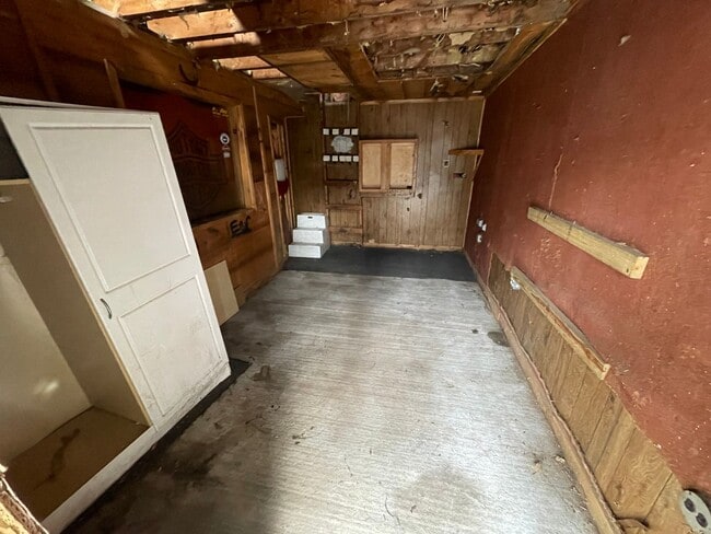 Building Photo - Spacious 3 Bedroom Unit