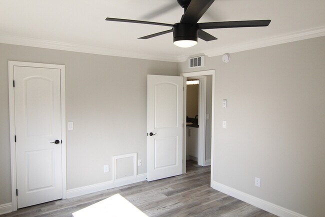 Building Photo - 1450 S Bundy Dr