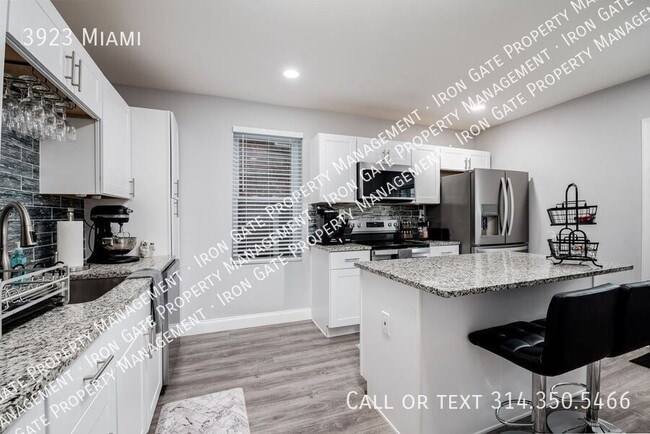 Building Photo - 3923 Miami-