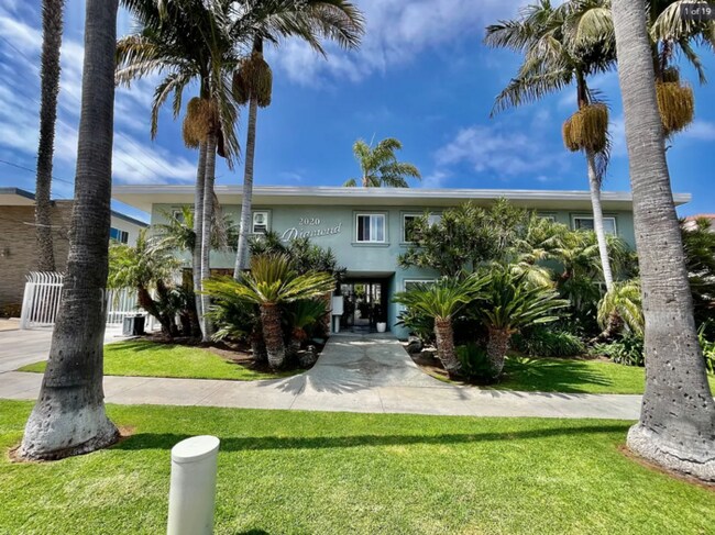 Building Photo - Beautifully Renovated Multi-Level Living C...