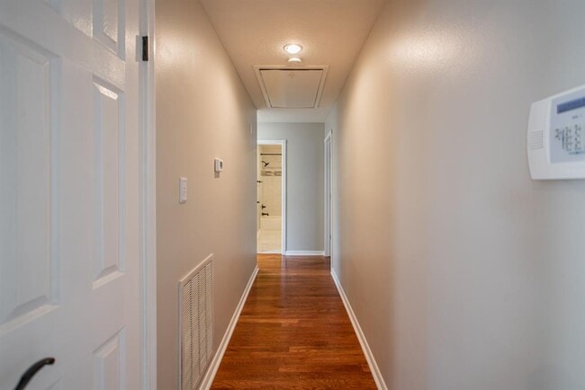 Building Photo - 19 Lancelot Ln