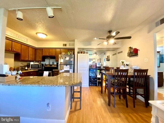 Building Photo - 5200 Hilltop Dr