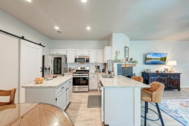 Building Photo - 922 Thackeray Ln