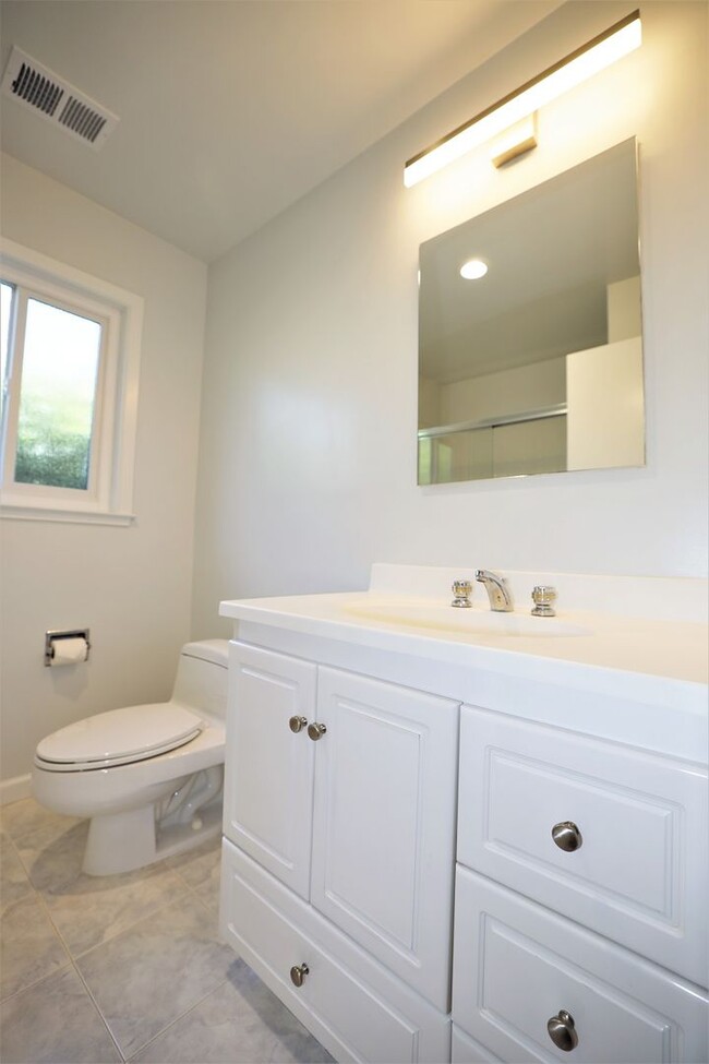 Building Photo - Beautifully Remodeled 3 Bed/2 Bath House i...