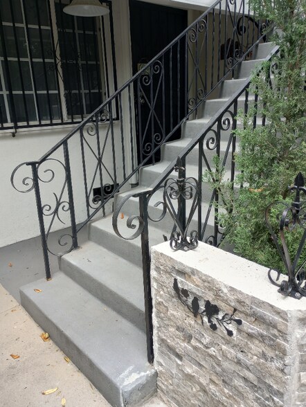 Primary Photo - 2471 Belgrave Ave