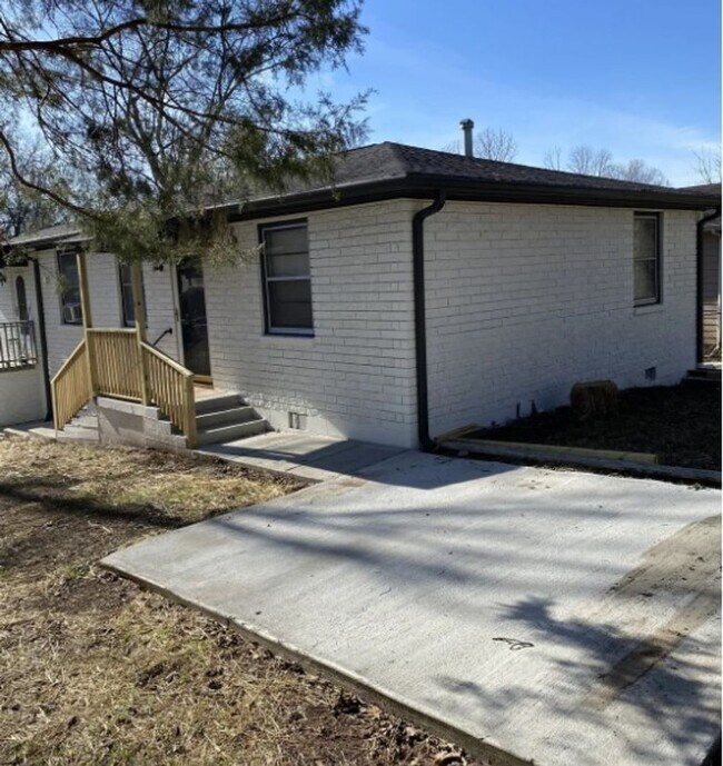 Building Photo - 2 Bed, 1 Bath Home w/ Garage