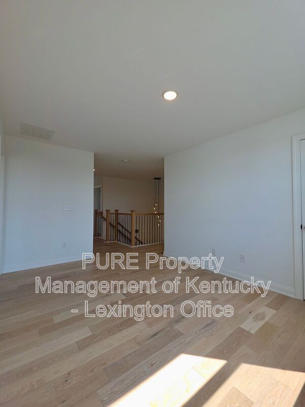 Building Photo - 728 Shaker Dr