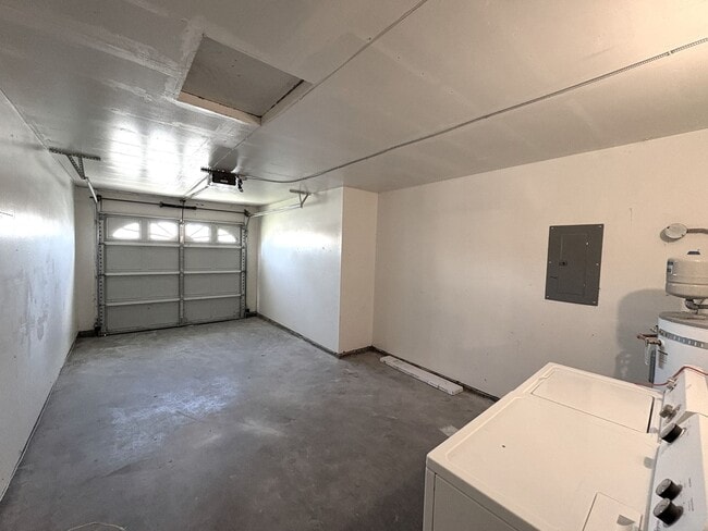 Building Photo - Wonderful 2bd/2ba Fair Oaks Duplex with Garage