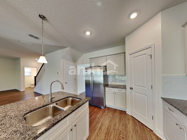 Building Photo - 3102 Creek Village Ln