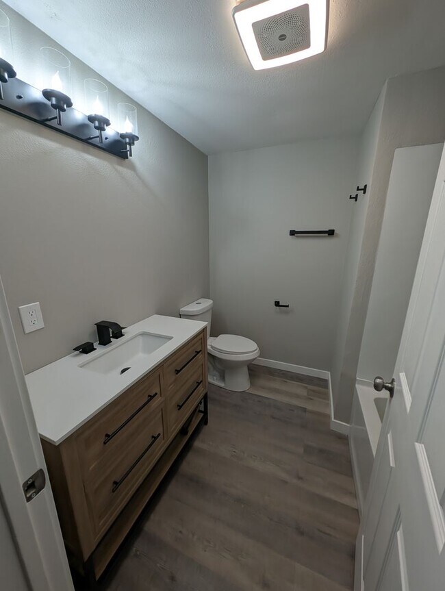 Building Photo - Large, Remodeled 2 Bedroom Duplex Unit on ...