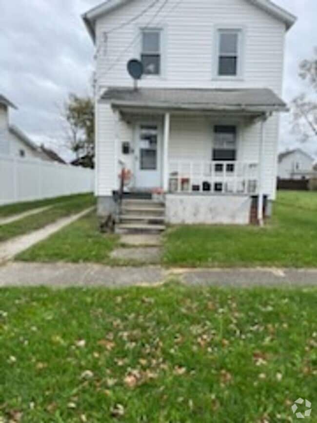 Building Photo - Section 8 welcome, 3 bedrooms 1 Bath. Spac...