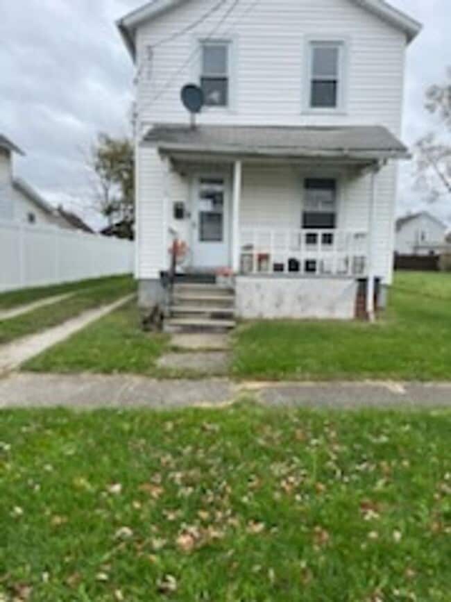 Primary Photo - Section 8 welcome, 3 bedrooms 1 Bath. Spac...