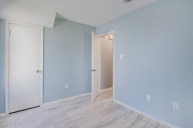 Building Photo - 1714 James Buchanan Dr