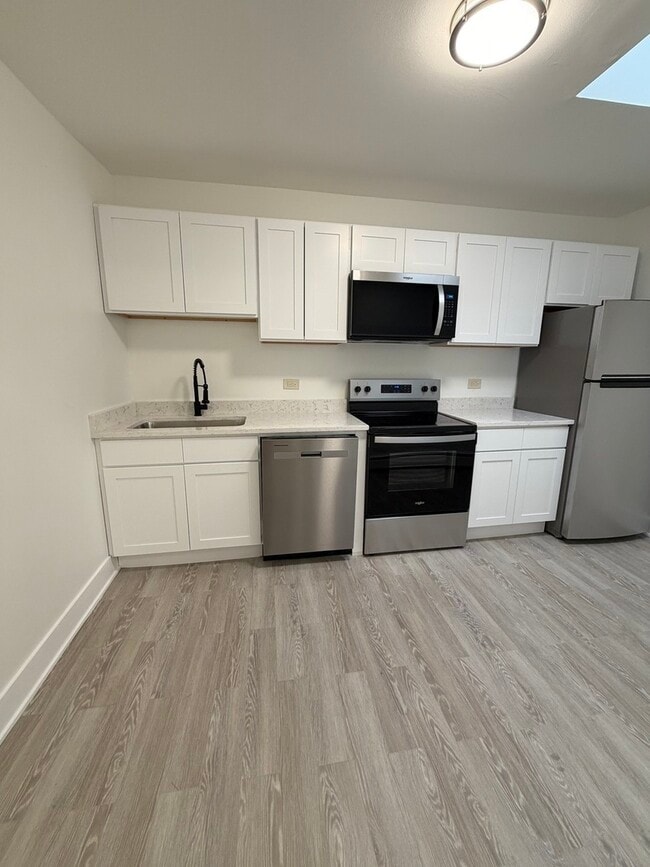 Building Photo - 7200 N Claremont Ave