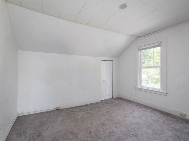 Building Photo - Charming and spacious 4-bedroom, 2 full bath home located in the City of Watertown.