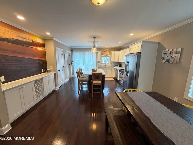 Building Photo - 510 Lareine Ave