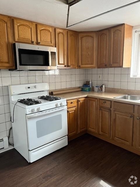 Building Photo - 22 E 48th St